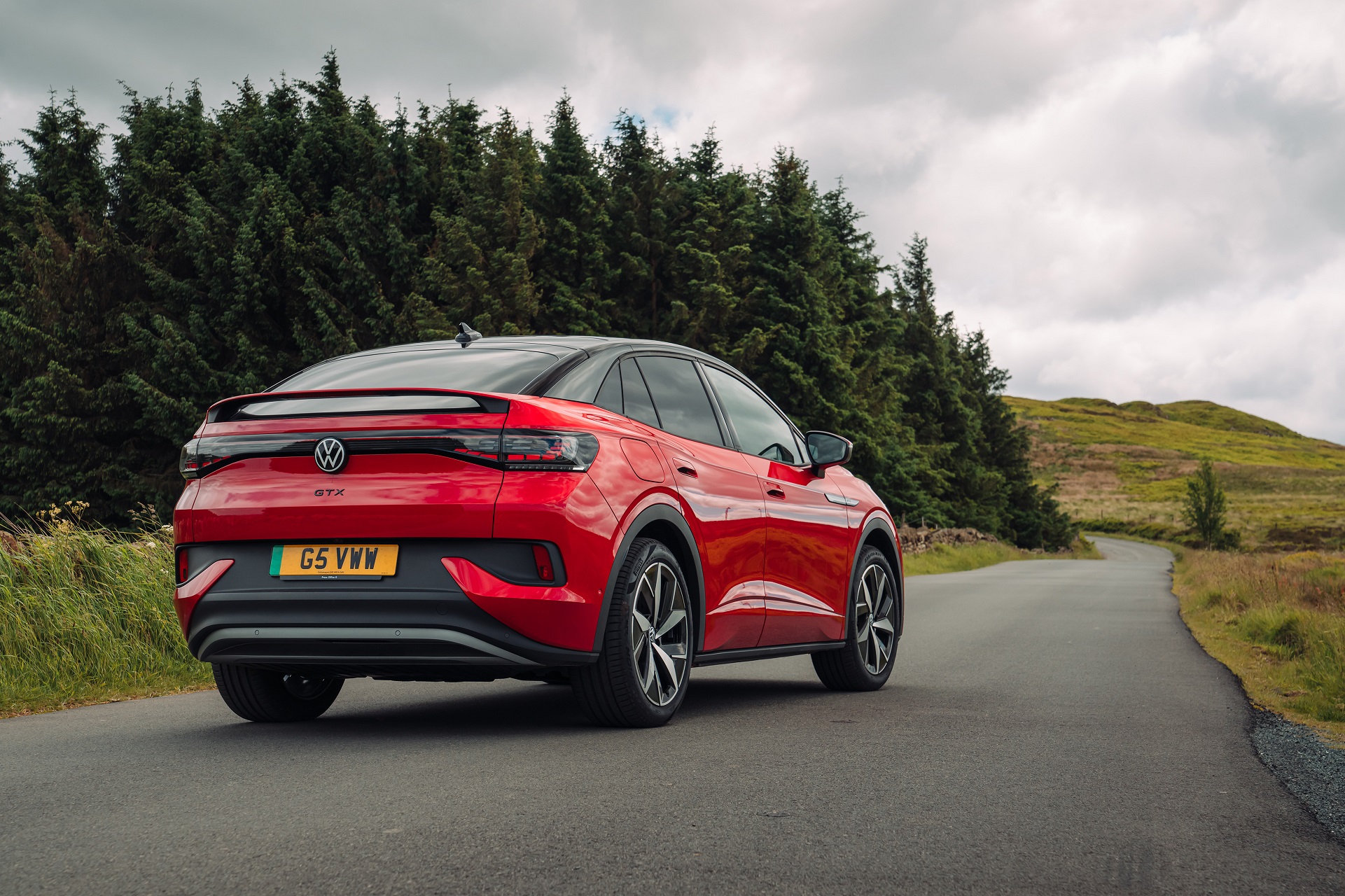 Download 2022 Volkswagen ID.5 GTX - UK version - Rear Three-Quarter HD Wallpaper 1921x1280 #12