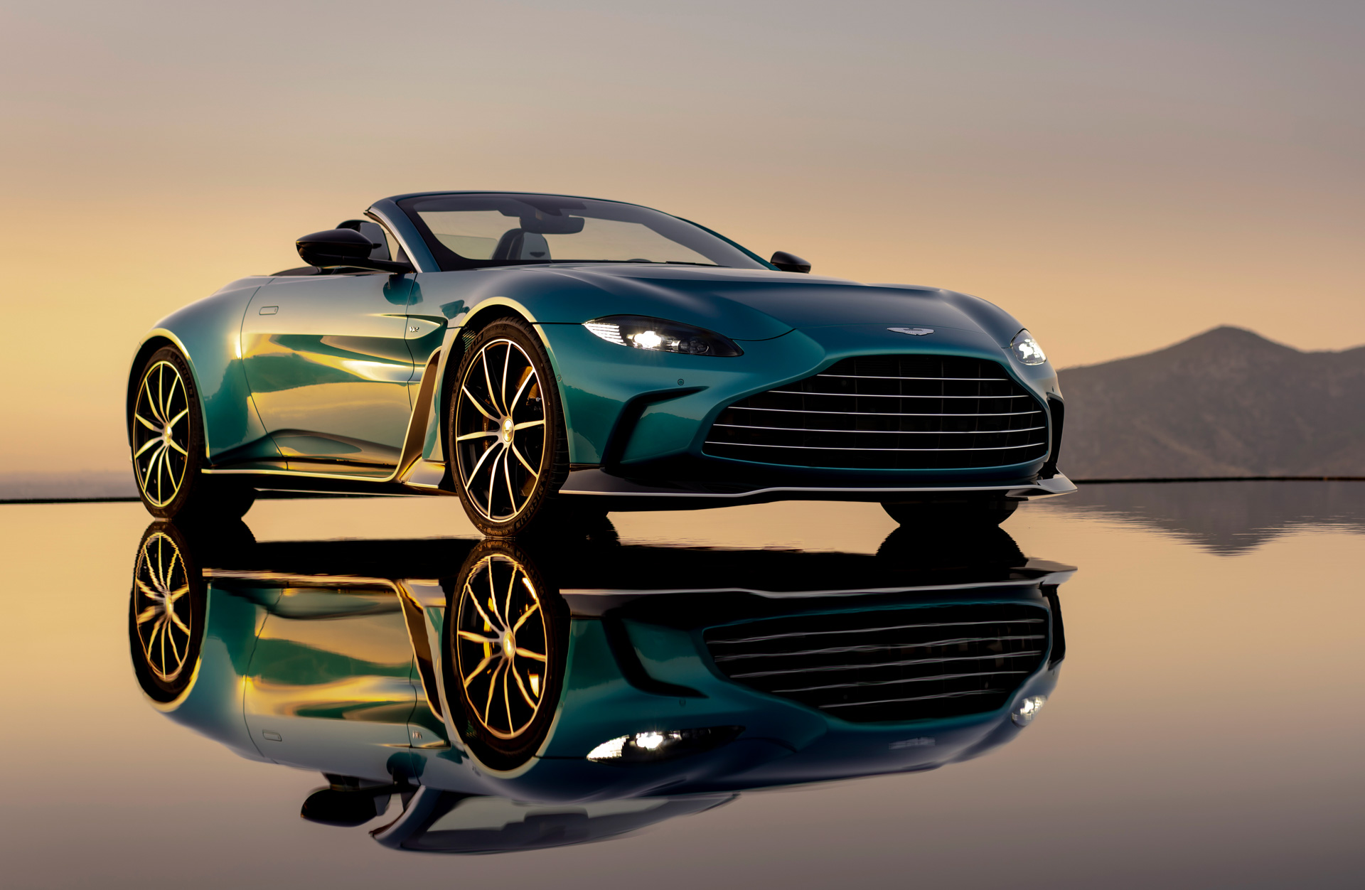 Download 2023 Aston Martin V12 Vantage Roadster - Front Three-Quarter HD Wallpaper 1920x1252 #1
