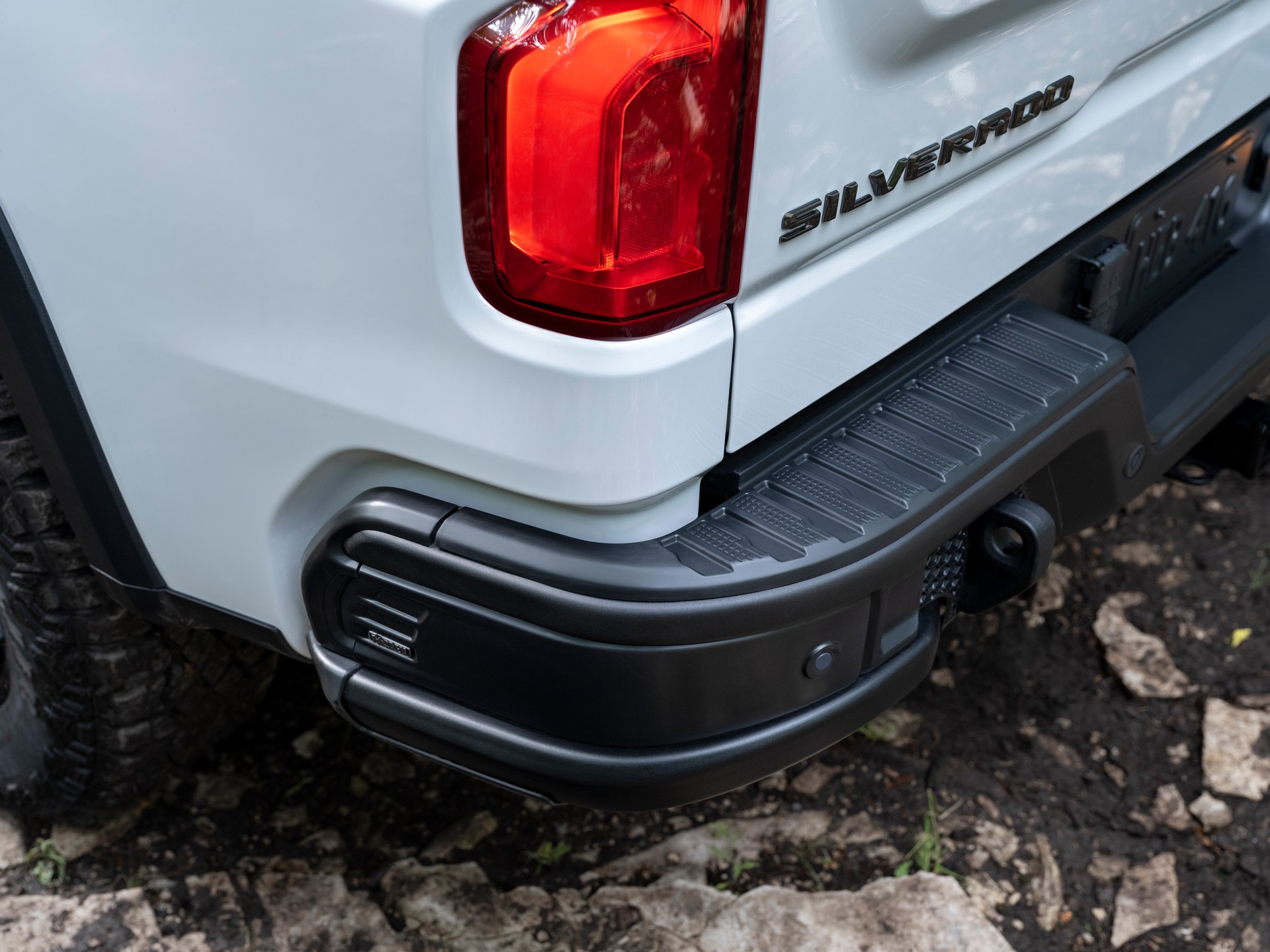 Download 2023 Chevrolet Silverado ZR2 Bison - Tail Light HD Wallpaper 1920x1440 #9