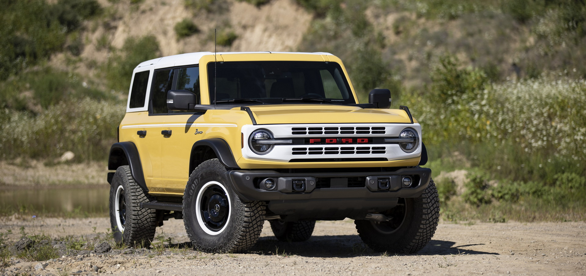 Download 2023 Ford Bronco Heritage Edition - Front HD Wallpaper 1920x904 #2