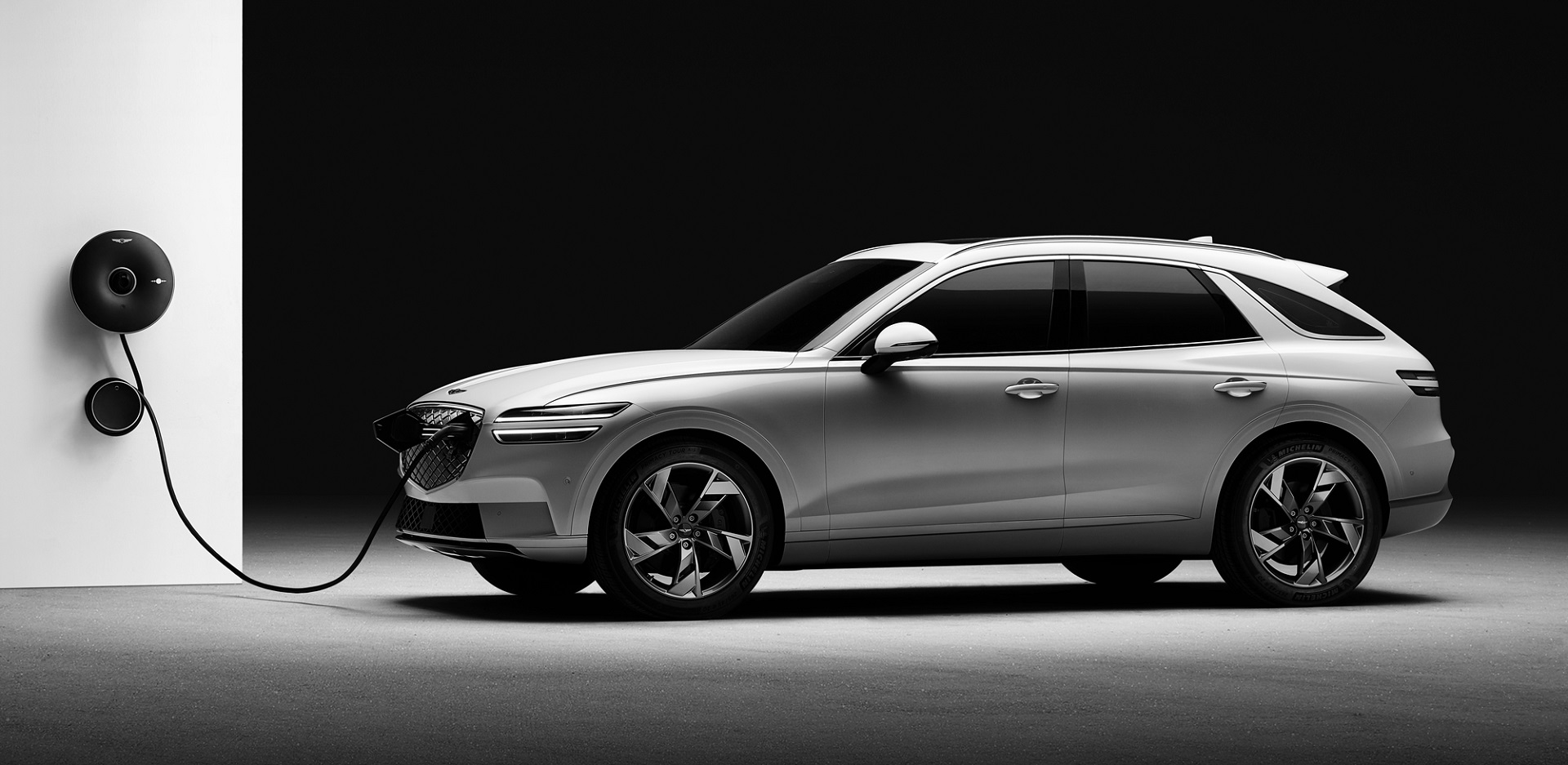 Download 2023 Genesis Electrified GV70 - Charging HD Wallpaper 1920x937 #8