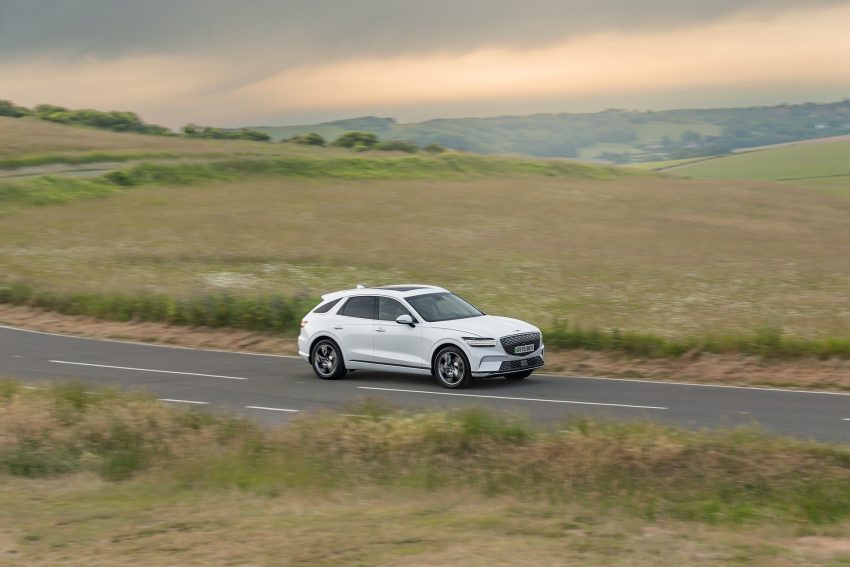 2023 Genesis Electrified GV70 - Front Three-Quarter Wallpaper 850x567 #14