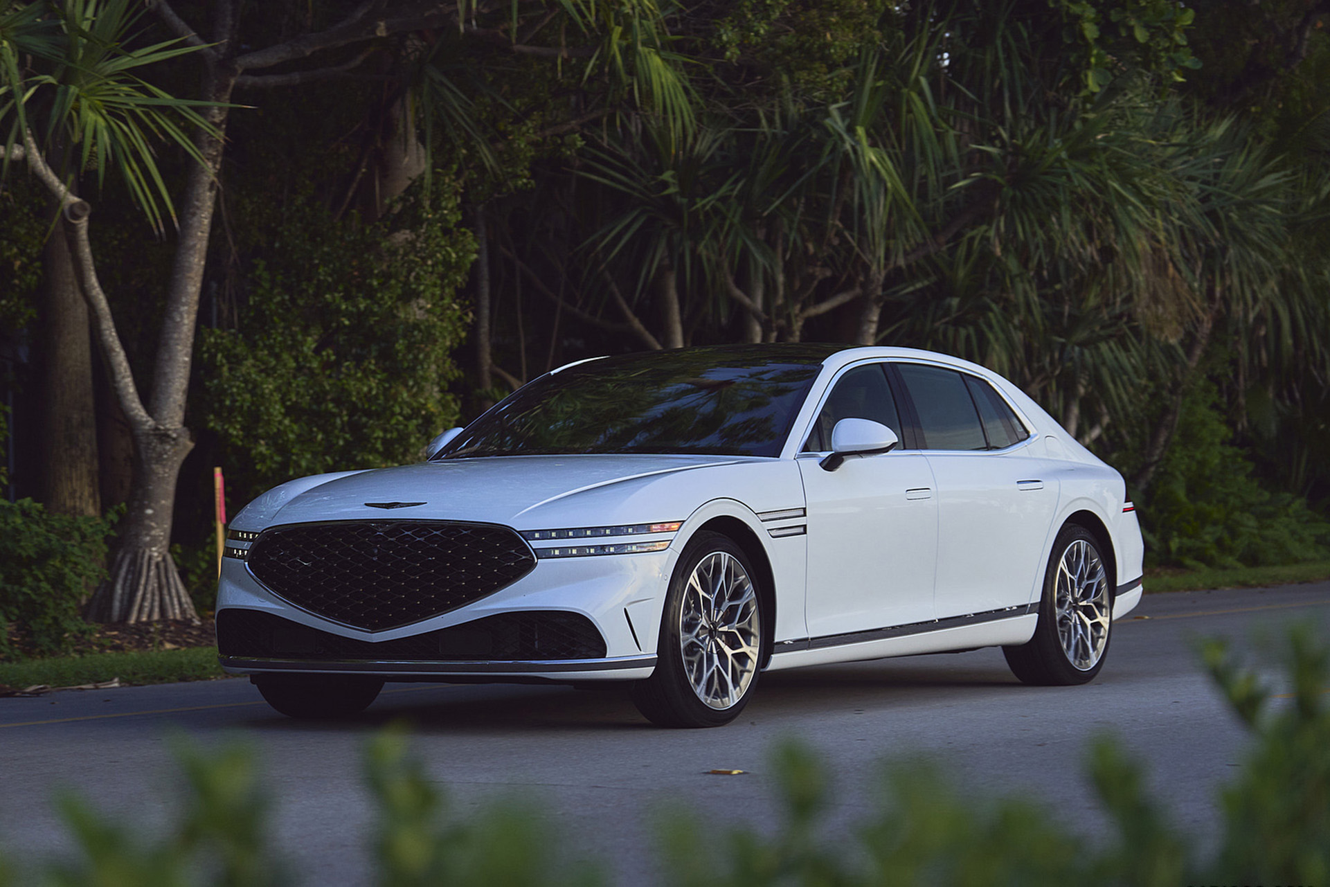 Download 2023 Genesis G90 - Front Three-Quarter HD Wallpaper 1921x1281 #26