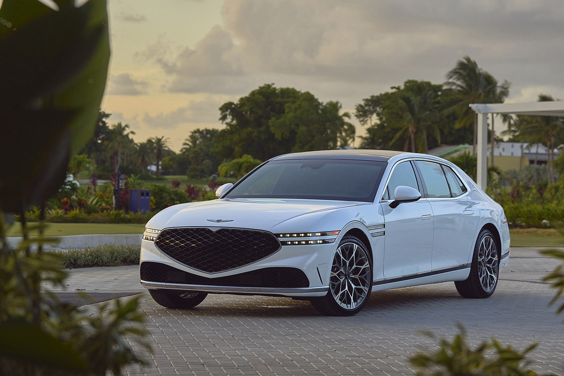 Download 2023 Genesis G90 - Front Three-Quarter HD Wallpaper 1921x1281 #27