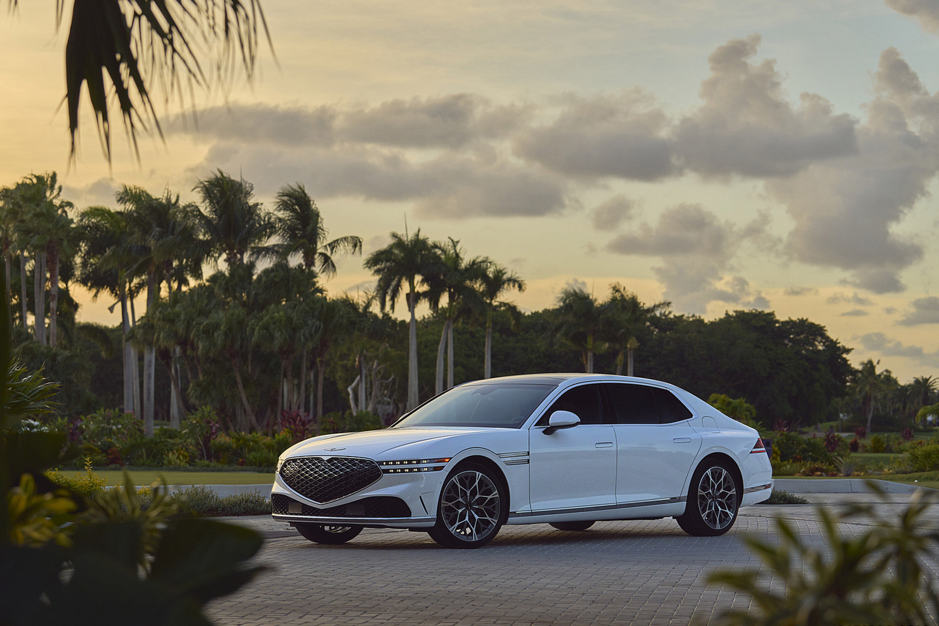 Download 2023 Genesis G90 - Front Three-Quarter HD Wallpaper 1921x1281 #28