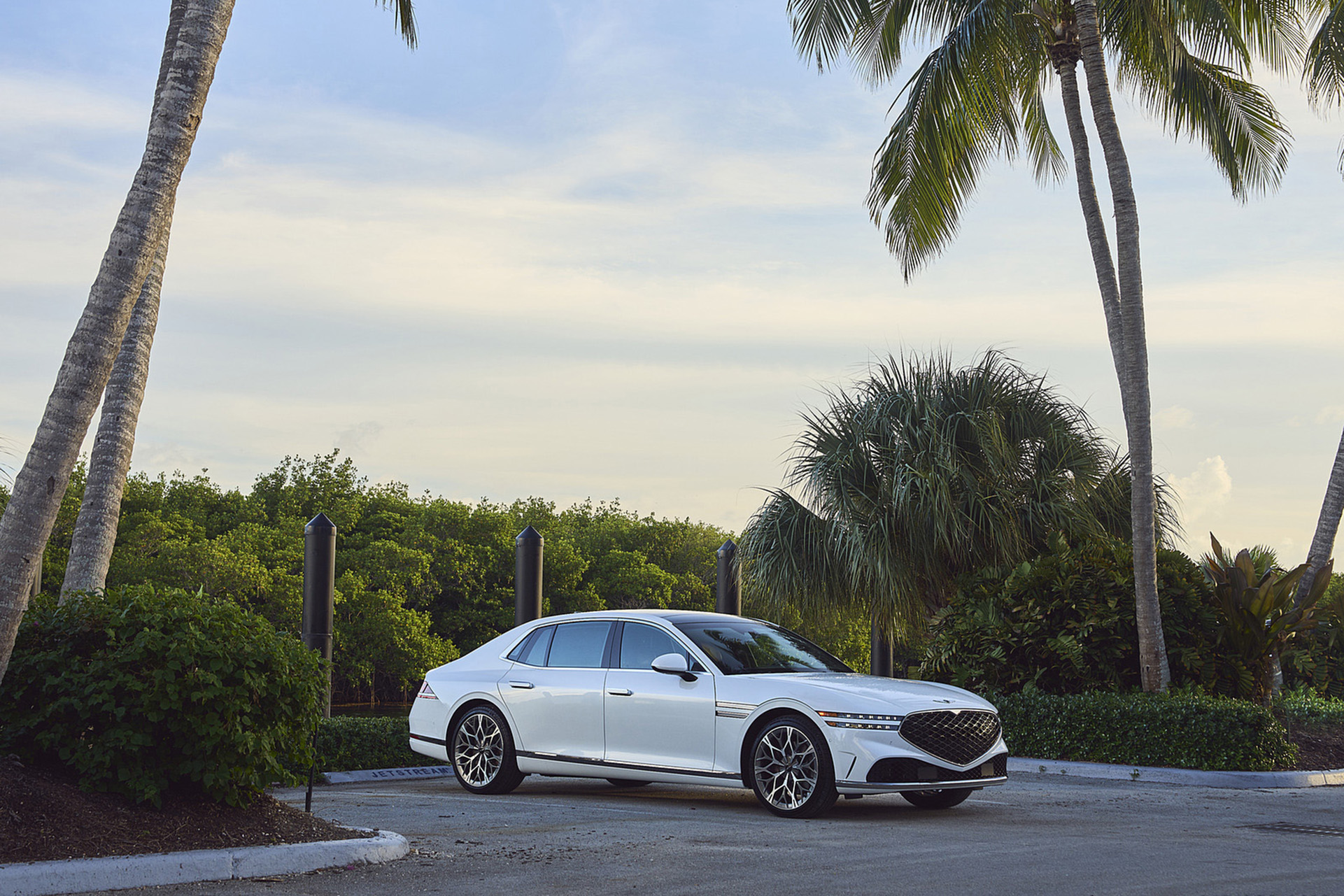 Download 2023 Genesis G90 - Front Three-Quarter HD Wallpaper 1921x1281 #23