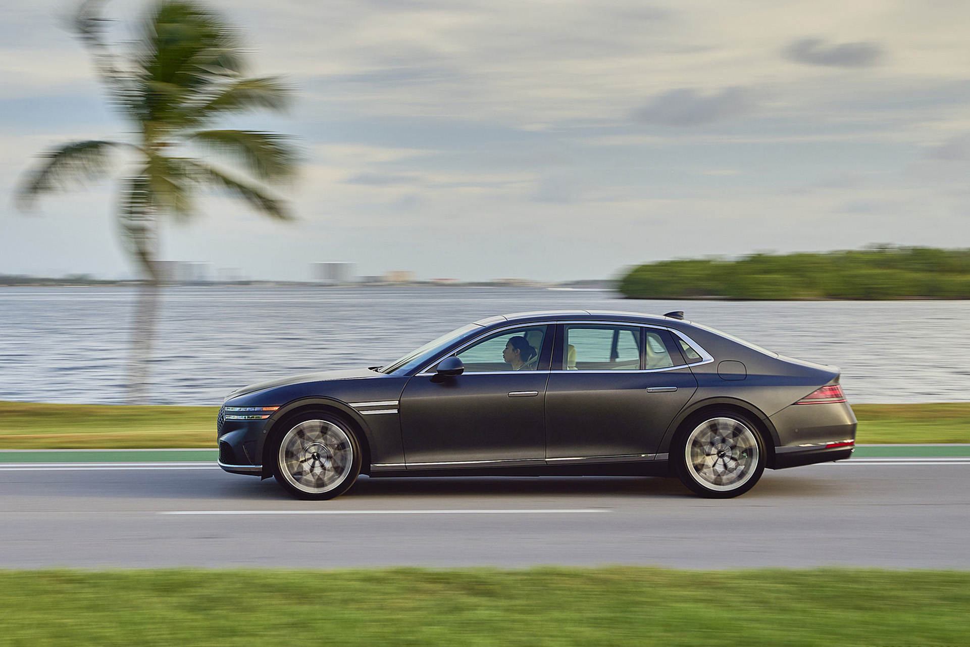 Download 2023 Genesis G90 - Side HD Wallpaper 1921x1281 #43