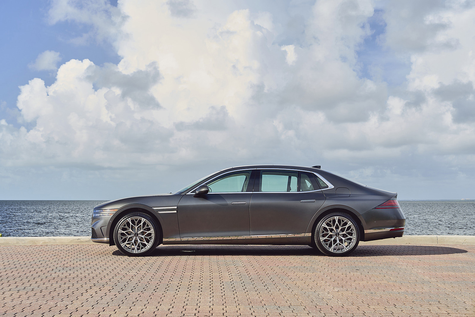 Download 2023 Genesis G90 - Side HD Wallpaper 1921x1281 #46