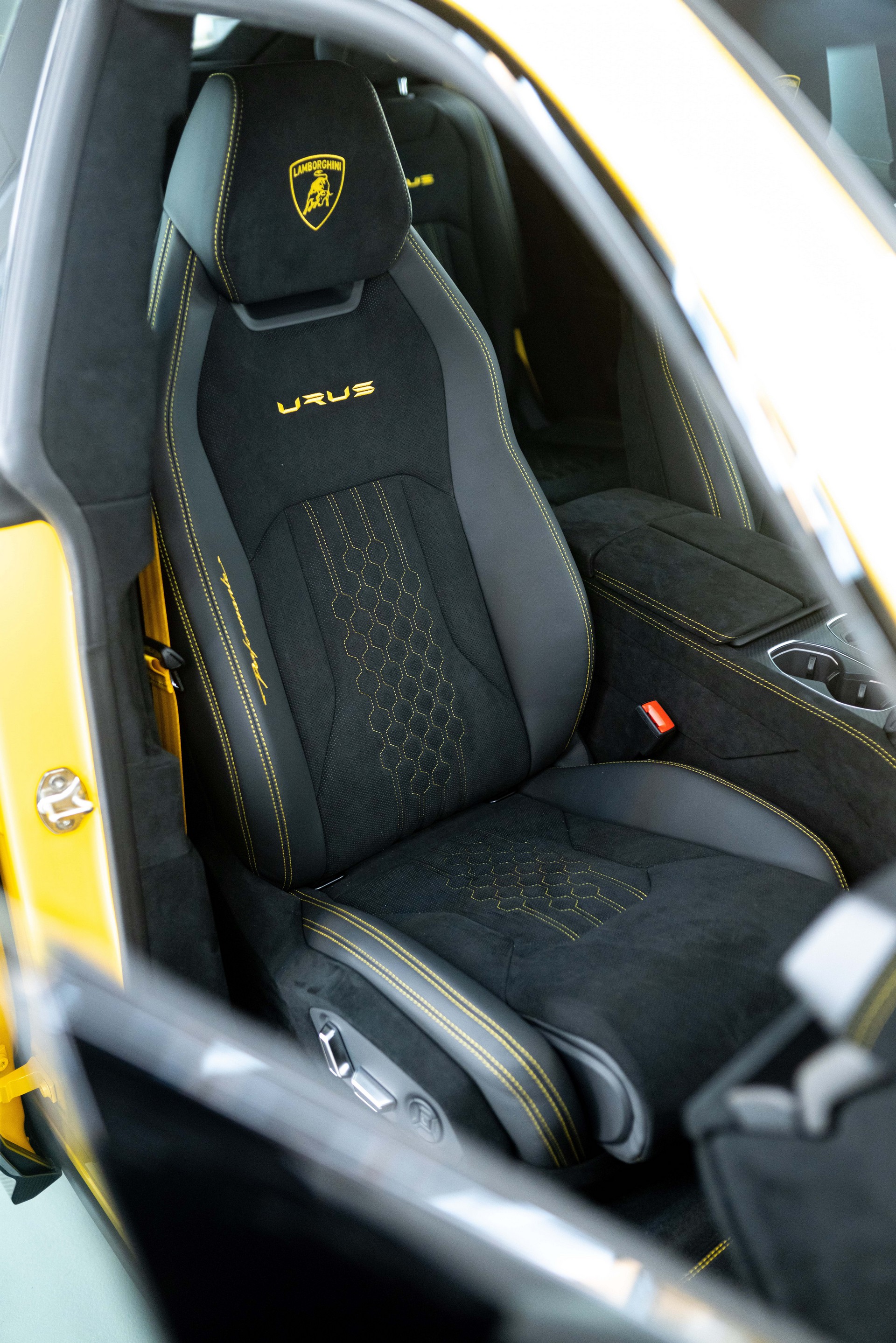 Download 2023 Lamborghini Urus Performante - Interior, Seats HD Phone Wallpaper 1920x2878 #49