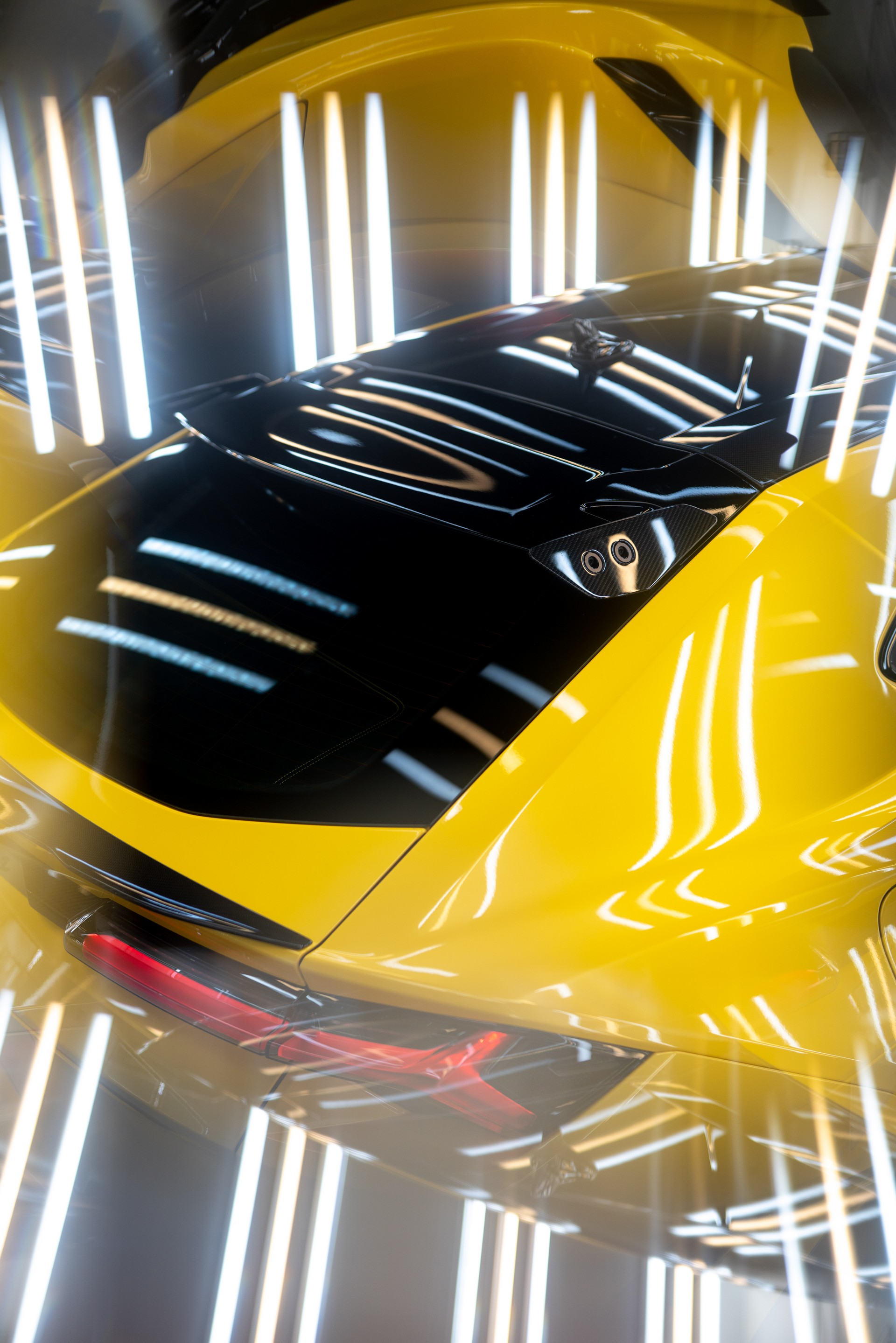 Download 2023 Lamborghini Urus Performante - Tail Light HD Phone Wallpaper 1920x2878 #111